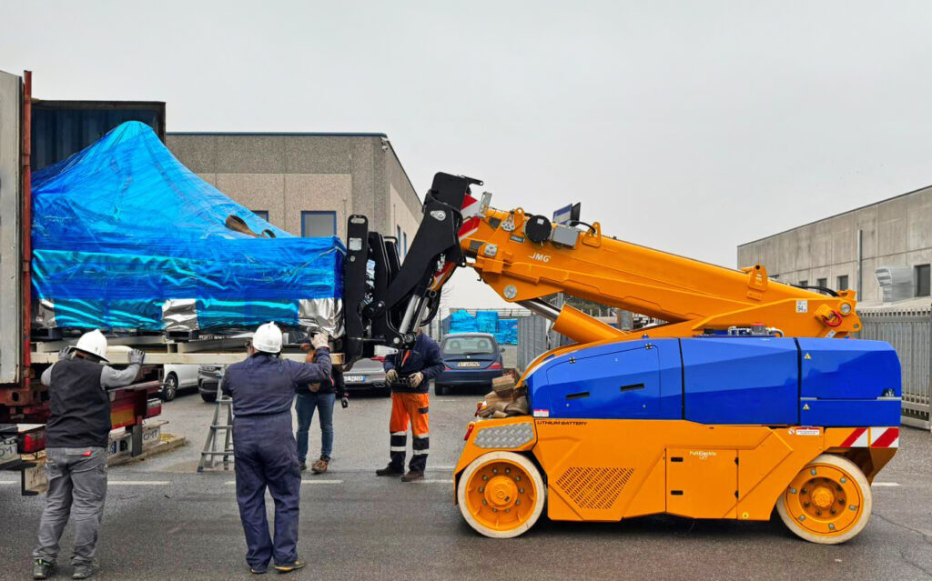 Electric Self-Propelled Cranes for Logistics and Warehousing