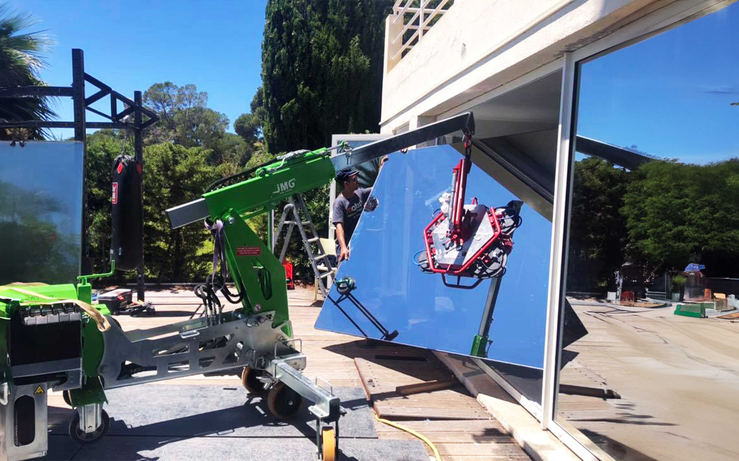 Electric Powered Mobile Cranes for Glazing and Facade Installation