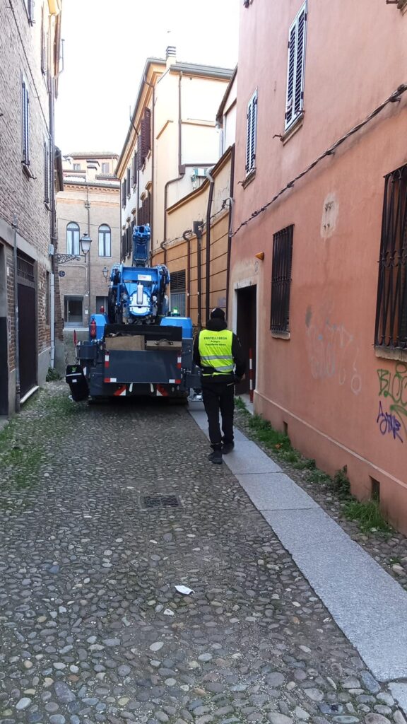 IMG24 Percorso in vie strettissime in centro storico con piazzamento in spazi quasi impossibili